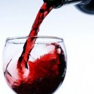 il vino viene versato in un bicchiere