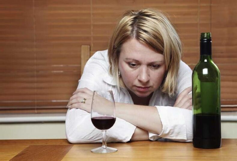 donna che beve vino come smettere