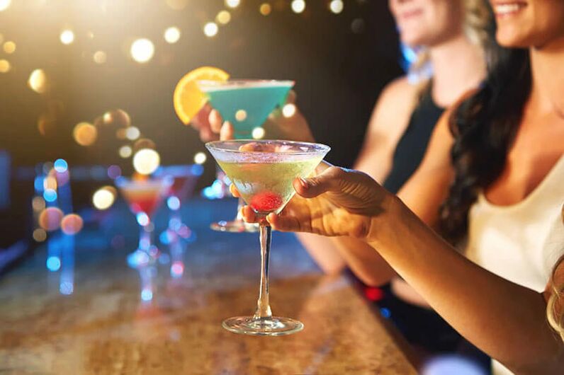 Alcune bevande alcoliche sono adatte per una festa, ma non per incontri intimi. 