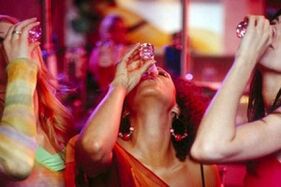 Le ragazze bevono alcolici come farle smettere