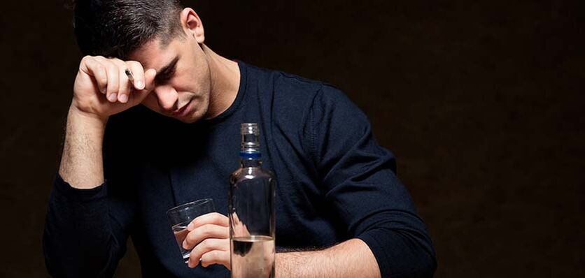 un uomo beve alcolici come smettere foto 1