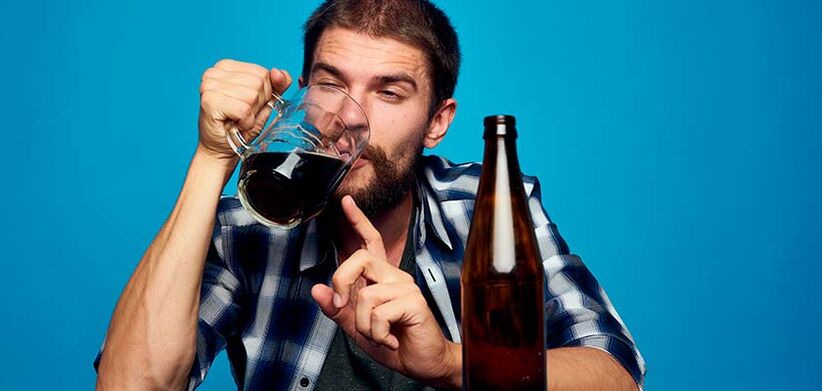 un uomo beve alcolici come smettere foto 2